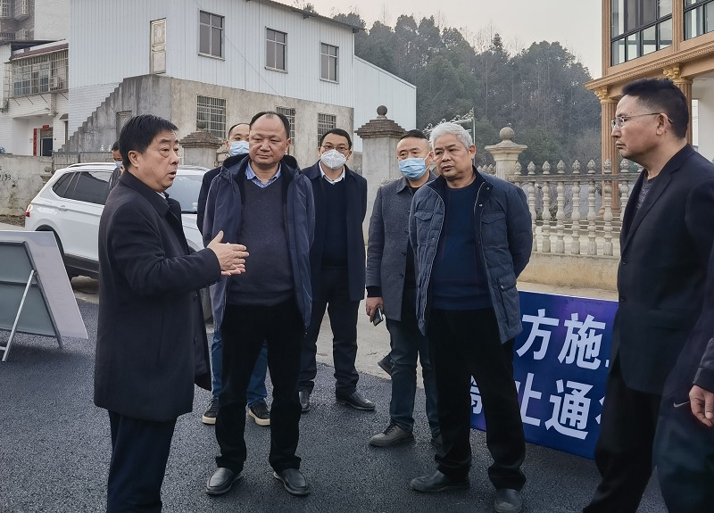文春方、周鴻一行調(diào)研市政公司承建的“四好農(nóng)村路”項(xiàng)目