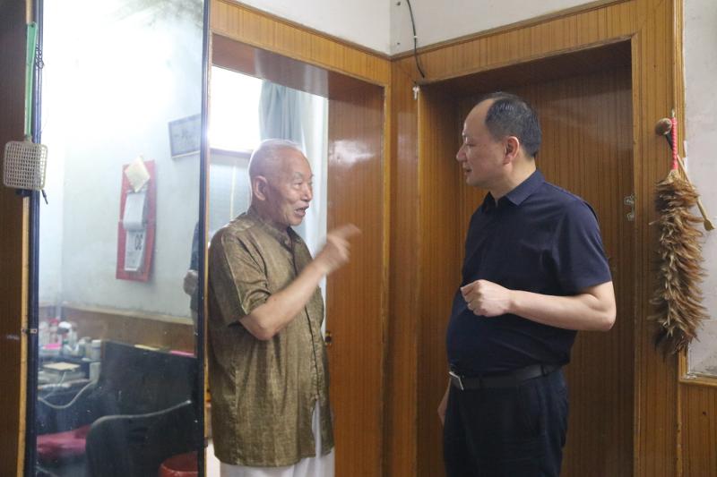 公司黨委書記、董事長周鴻春節(jié)慰問老黨員、軍轉(zhuǎn)干部
