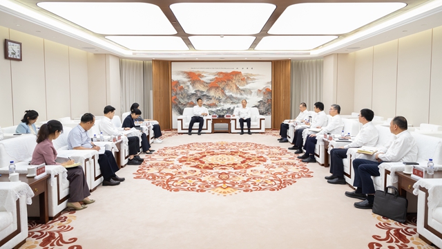 莫鼎革與湖南省委常委、岳陽市委書記謝衛(wèi)江舉行會談