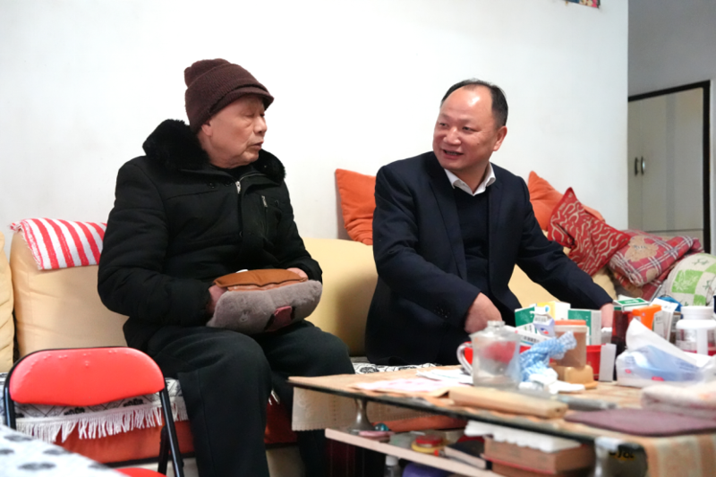 公司黨委走訪慰問(wèn)困難黨員和困難職工、看望慰問(wèn)老領(lǐng)導(dǎo)和老同志
